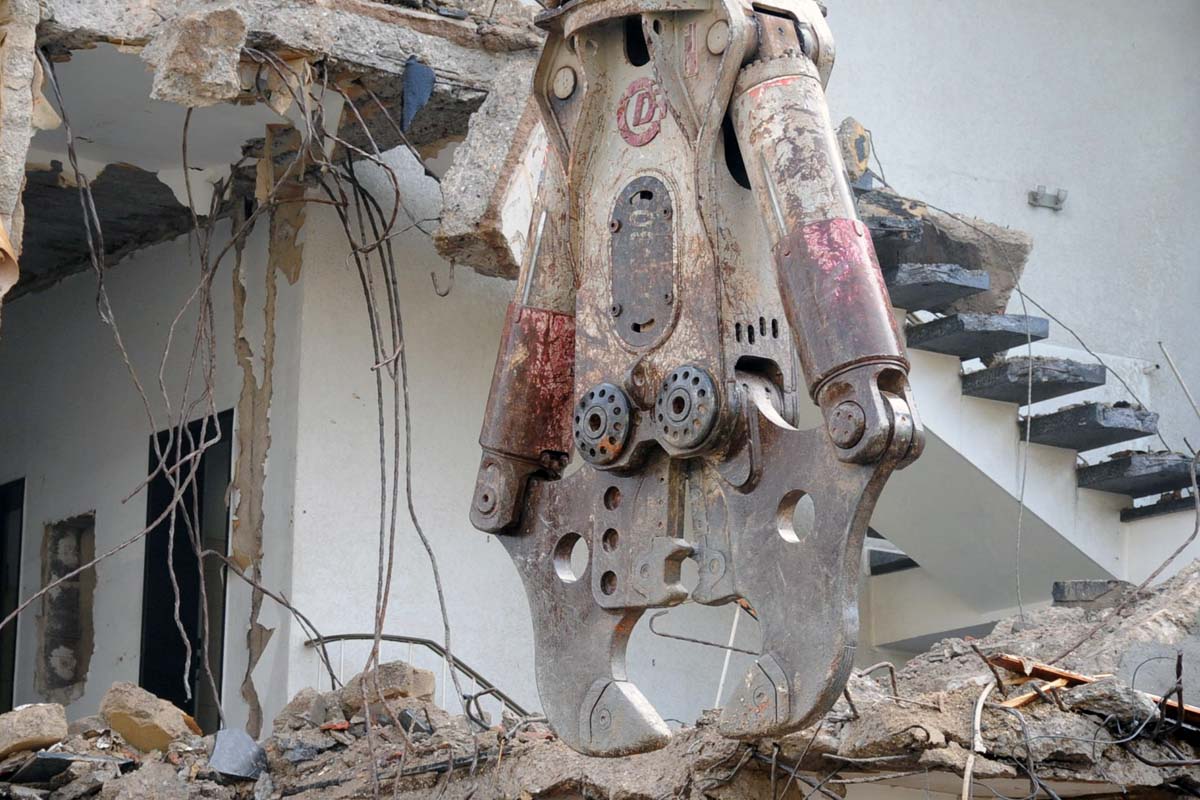 Die Abbrucharbeiten erfolgen mit schwerem Ger�t. (Fotos: kk�)