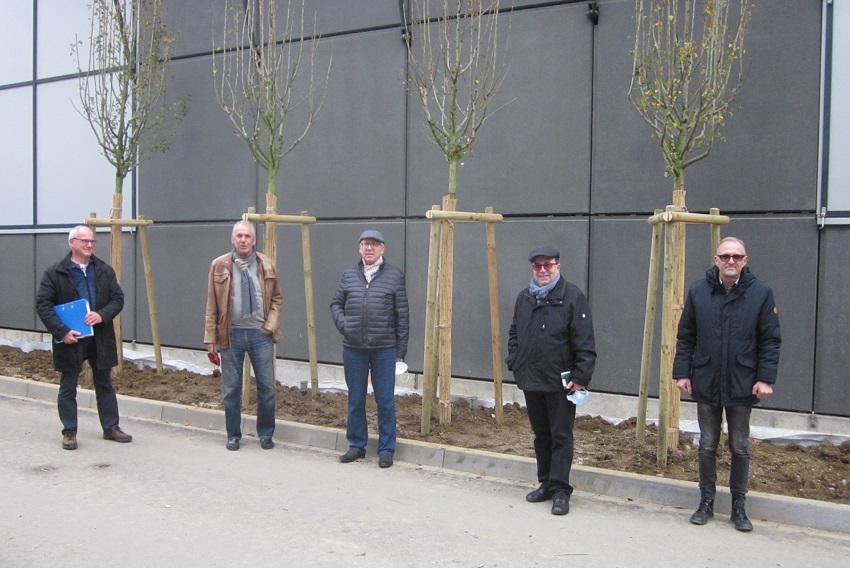 Beim Baustellentermin in der Rathausstrae zeigten sich die stdtischen Beigeordneten angetan von den ausgefhrten Pflanzarbeiten. (v.l. Diplomingenieur Martin Heinemann, Beigeordneter Wolf-Rdiger Bieschke, Beigeordneter Horst Pinhammer, Erster Beigeordneter Claus Behner und Citymanager Ulrich Noss). (Foto: VG-Verwaltung) 