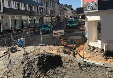 Neue Umleitungen in der Wissener Rathausstraße – ab Sparkasse gesperrt