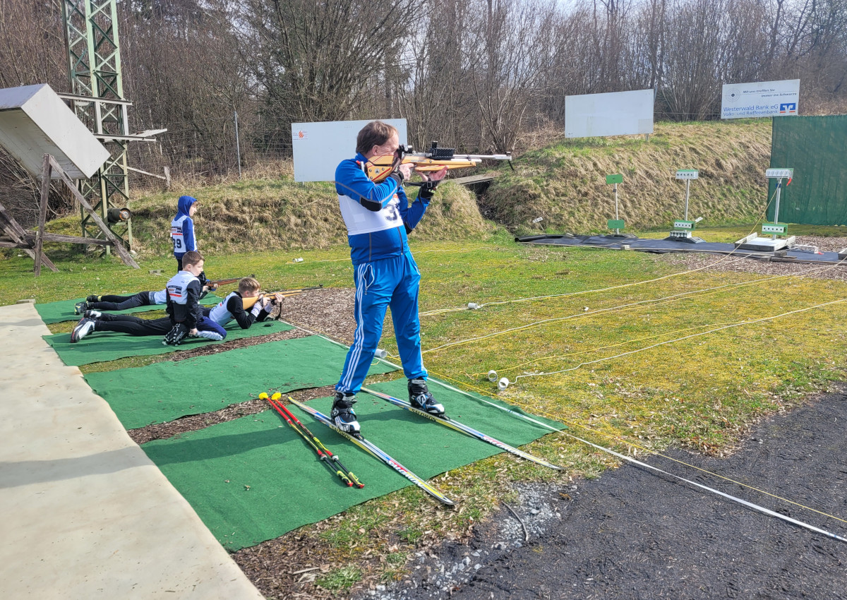 Sommerspa auf Skiern: Erfolgreiches Biathlon-Event in Raubach