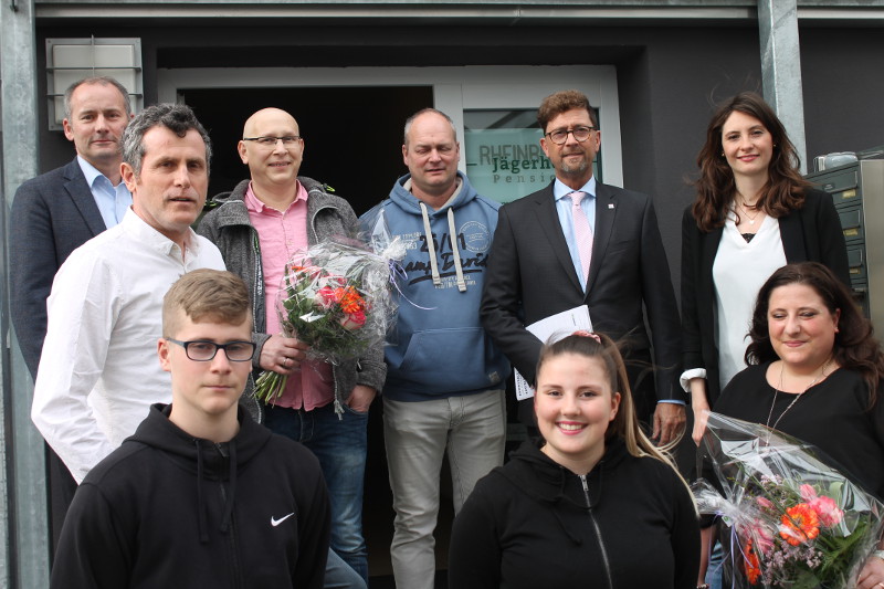 v. l. obere Reihe: Oliver Labonde, 3. v. r. Carsten Langenfeld, 2. v. r. Detlef Odenkirchen und 1. Reihe ganz rechts Nadine Langenfeld und 1. Reihe links im weien Hemd Gregor Ermtraud. Foto: Privat
