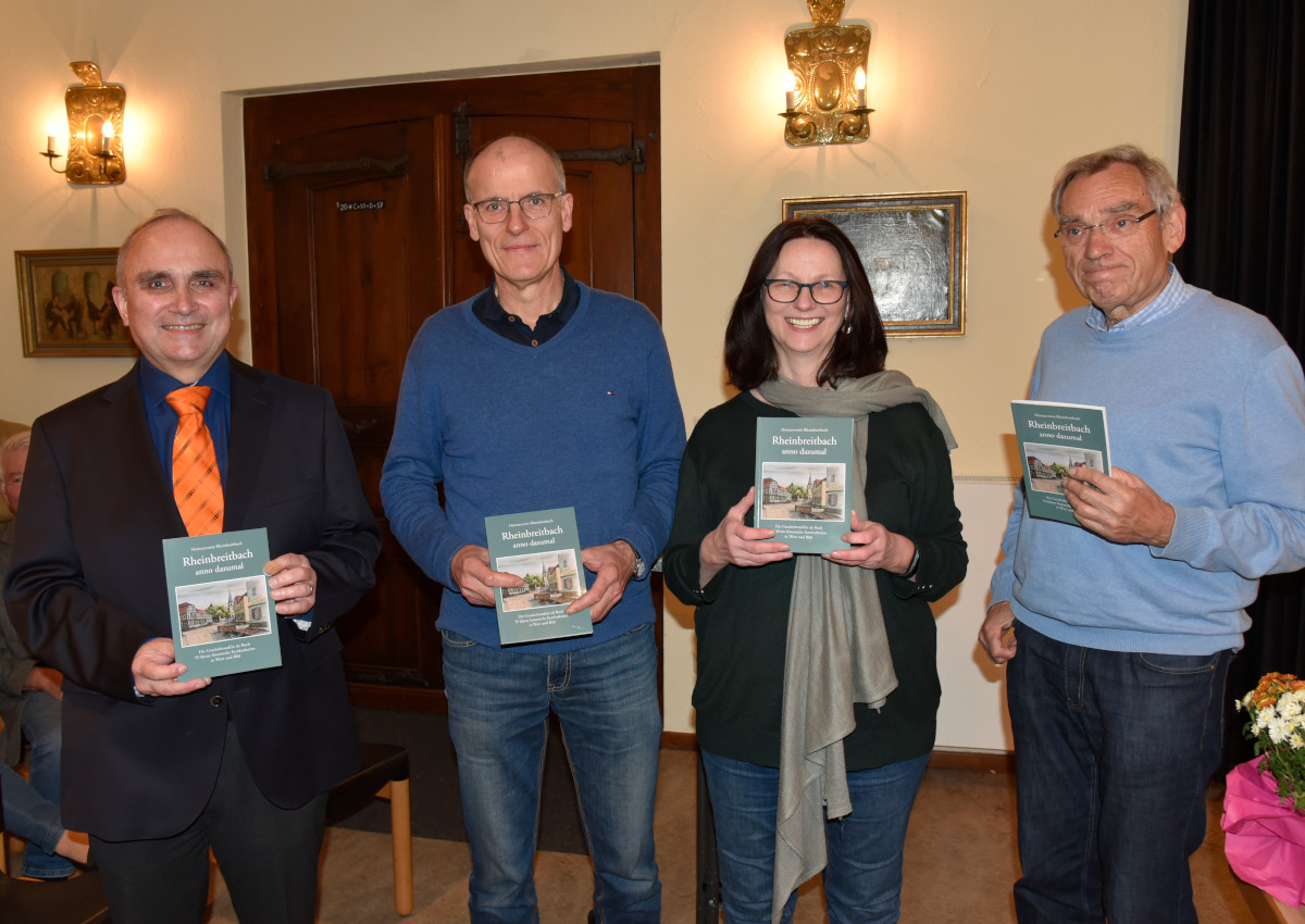Dankward Heinrich, Jrgen Fuchs, Martina Rohfleisch und Dr. Werner Schiffer gehren zu den Autoren des 27. Heimatheftes. (Foto: sol)