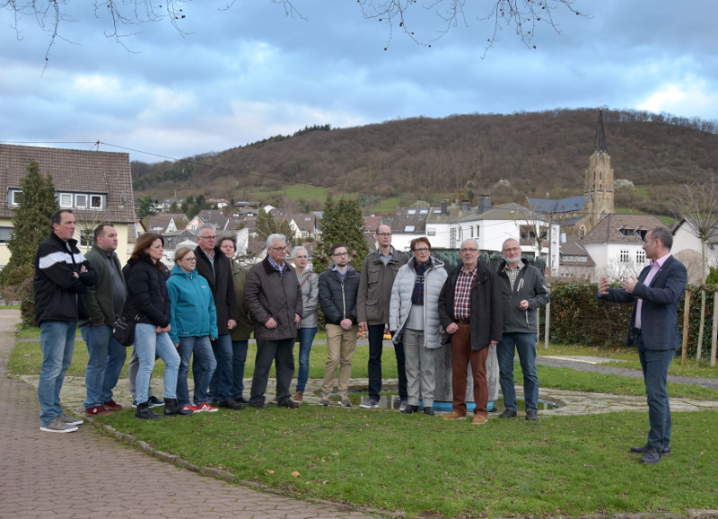 Ortsbrgermeister Oliver Labonde hatte zum Rundgang auf dem Rheinbrohler Friedhof eingeladen. Foto: Privat