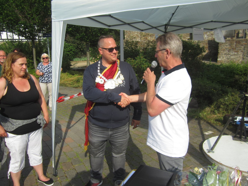 Brgerverein-Vorsitzender Frank Scheika gratulierte Kai Nolden zum Gewinn des Knigsschieens. Links im Bild ist die diesjhrige Rheinbreitbacher Brgerknigin Kathleen Pirkl zu sehen. Foto: Brgerverein Rheinbreitbach 