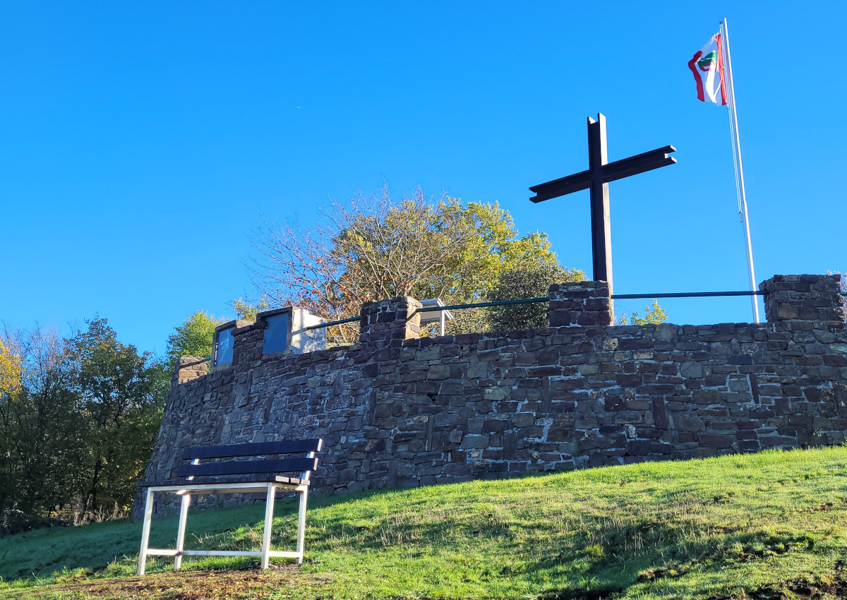 Rheinbreitbachs Ortsfahne weht jetzt auf dem "Hausberg"