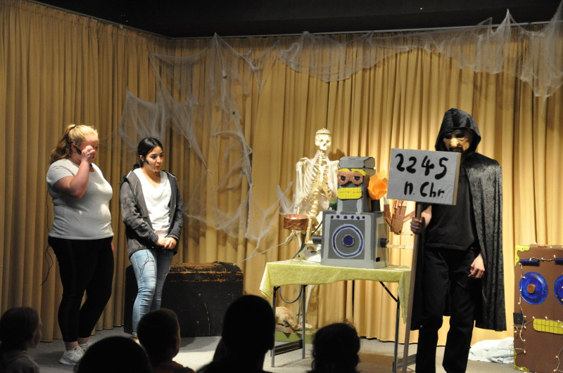 Die Musical-AG der Maximilian-Kolbe-Schule ging auf Zeitreise. Foto: Privat