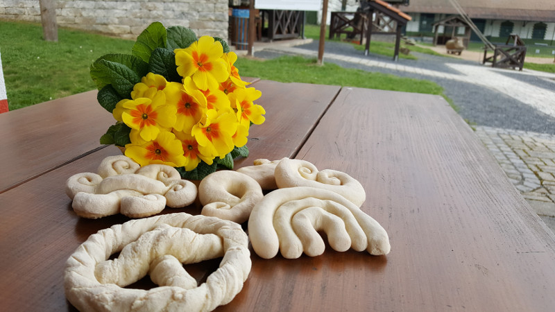 In der RmerWelt geht es zu Ostern um alte Bruche wie das Gebildebrot aus Salzteig. Foto: Privat