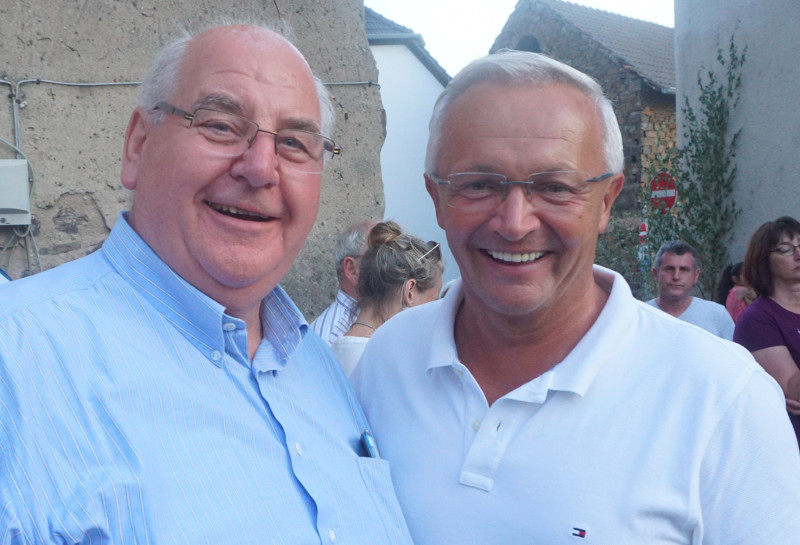 Hermann-Josef Esser (li.) und Achim Hallerbach genossen in diesem Jahr zusammen die Darbietung des Groen Zapfenstreichs in Rheinbrohl. Foto: Andreas Kossmann
