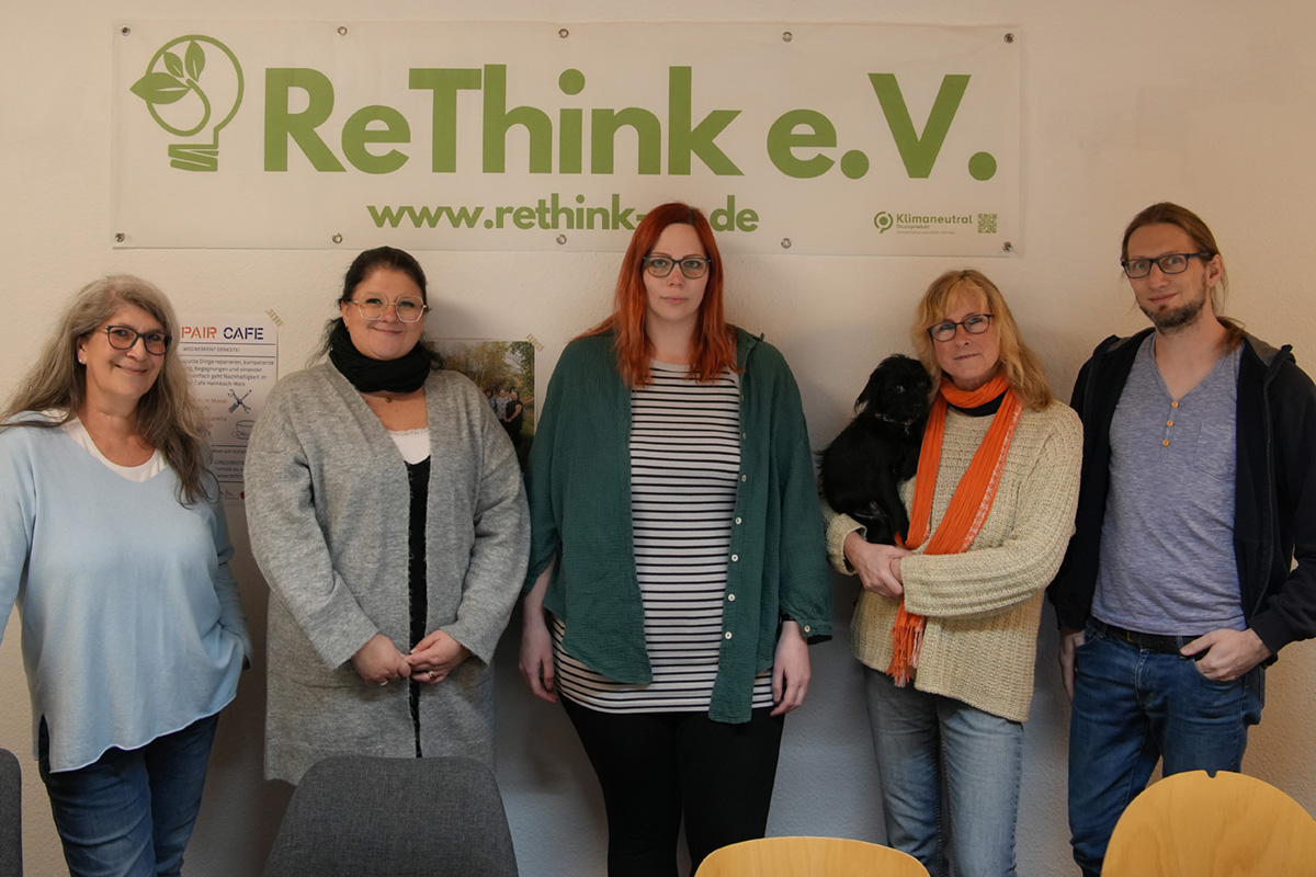 Der Verein ReThink e.V. sucht h�nderingend nach neuen R�umlichkeiten f�r die Tauschgarage in der Neuwieder Innenstadt. Deshalb hat sich Citymanagerin Michaela Ullrich (2.v.l.) mit den Vereinsvertretern Andreas Barth, Marion P�rsch, Meike Barth (v.r.n.l.) und Bettina Grollius (l.) getroffen, um sie dabei zu unterst�tzen. Foto: Felix Banaski
