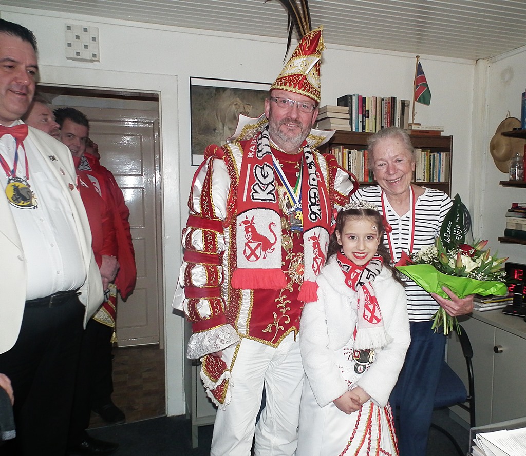 Prinz Michael II. und Kinderprinzessin Larice I. besuchten Helga Wienand-Schmidt (v.l.) in der Redaktion. Foto: Regina Steinhauer 