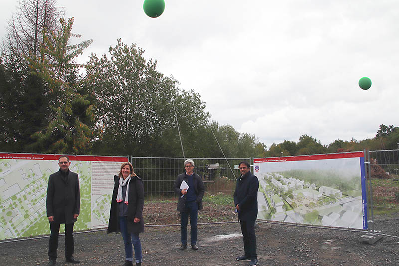 Auf dem Gelnde Rederscheider Weg spiegelten Heliumballons die Hhe der geplanten Platzrandbebauung und Platzkontur  v. l. Dirk Wiehe (Fachdienstleiter Stadtplanung), Drte Schiemann (Planungsbro ulrich hartung gmbh), Herbert Klein (Stadtplanung) und Fabiano Pinto (Geschftsbereichsleiter Stdtebau). Foto: pr