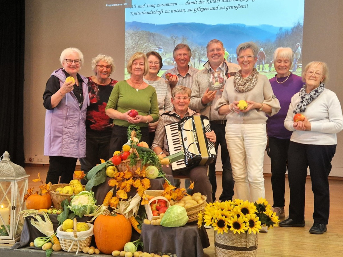 Die beiden Referenten (Bildmitte) stellten sich am Ende der schnen Veranstaltung gemeinsam mit den Damen des Vorbereitungskreises zum Erinnerungsfoto auf. (Fotos: Rolf Schmidt-Markoski)