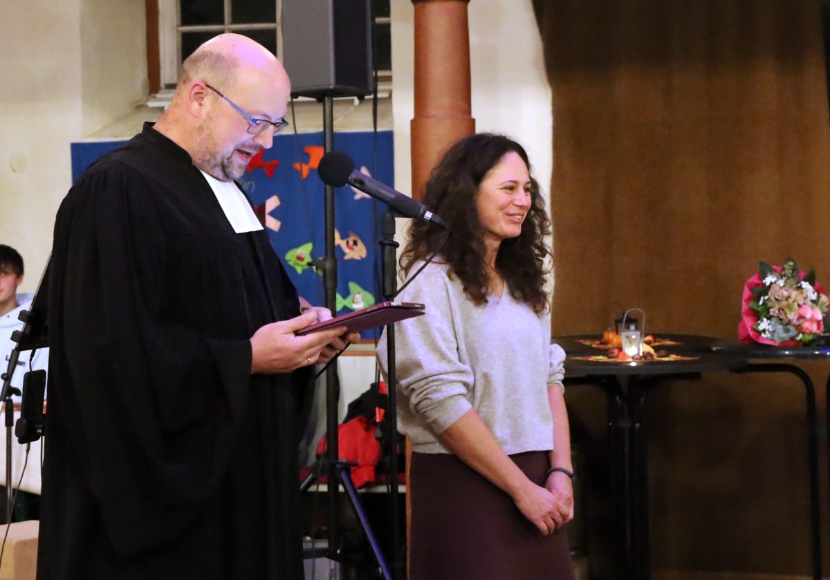 Pfarrer Benjamin Schiwietz fhrte Nadine Bongard in ihr Amt als Gemeindepdagogin ein. Foto: Sabine Hammann-Gonschorek