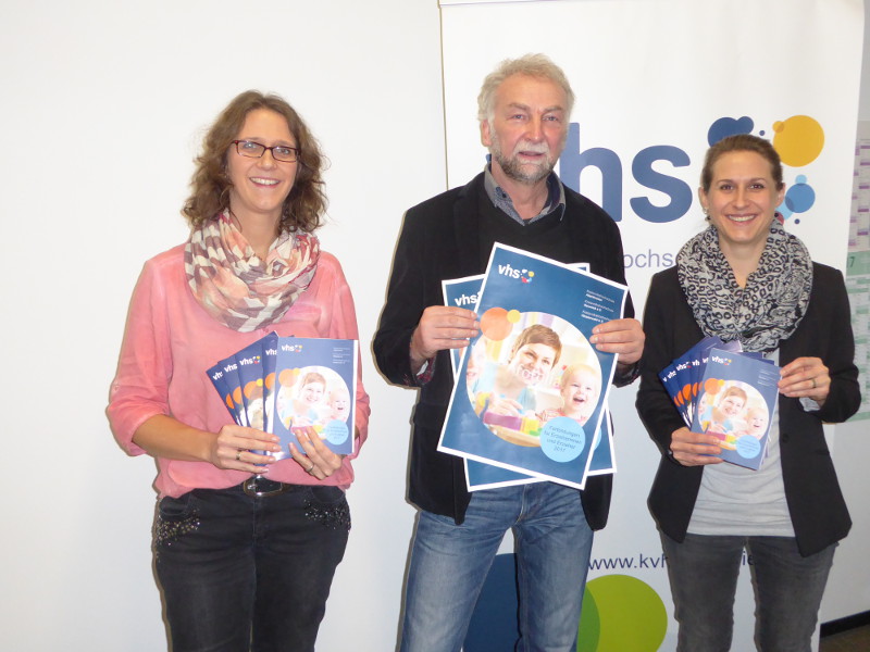 Von links: Simone Kirst (KVHS Neuwied), Bernd Kohnen (KHVS Altenkirchen) und Tina Schradi (KVHS Westerwald) prsentieren das neue, umfangreiche Fortbildungsprogramm fr Fachkrfte aus dem Arbeitsfeld der Kinderbetreuung. Foto: Privat