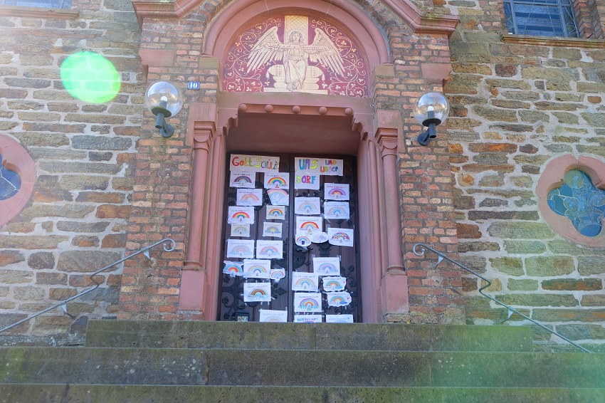 Jetzt schon hngen insgesamt 27 Regenbogenbilder der kleinen Knstler an der Kirchentr, alle mit hoffnungsvollen Wnschen und Botschaften versehen. (Fotos: KathaBe)