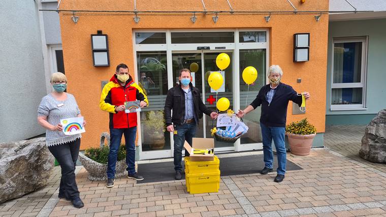 Vor dem Seniorenzentrum in Altenkirchen bergeben die Postmitarbeiter Stefan Hausburg (2.v.li.) und Ingo Hofmann die Spenden und Prsente an DRK-Leiter Andreas Artelt (r.) und eine Mitarbeiterin.  (Foto: DPDHL)