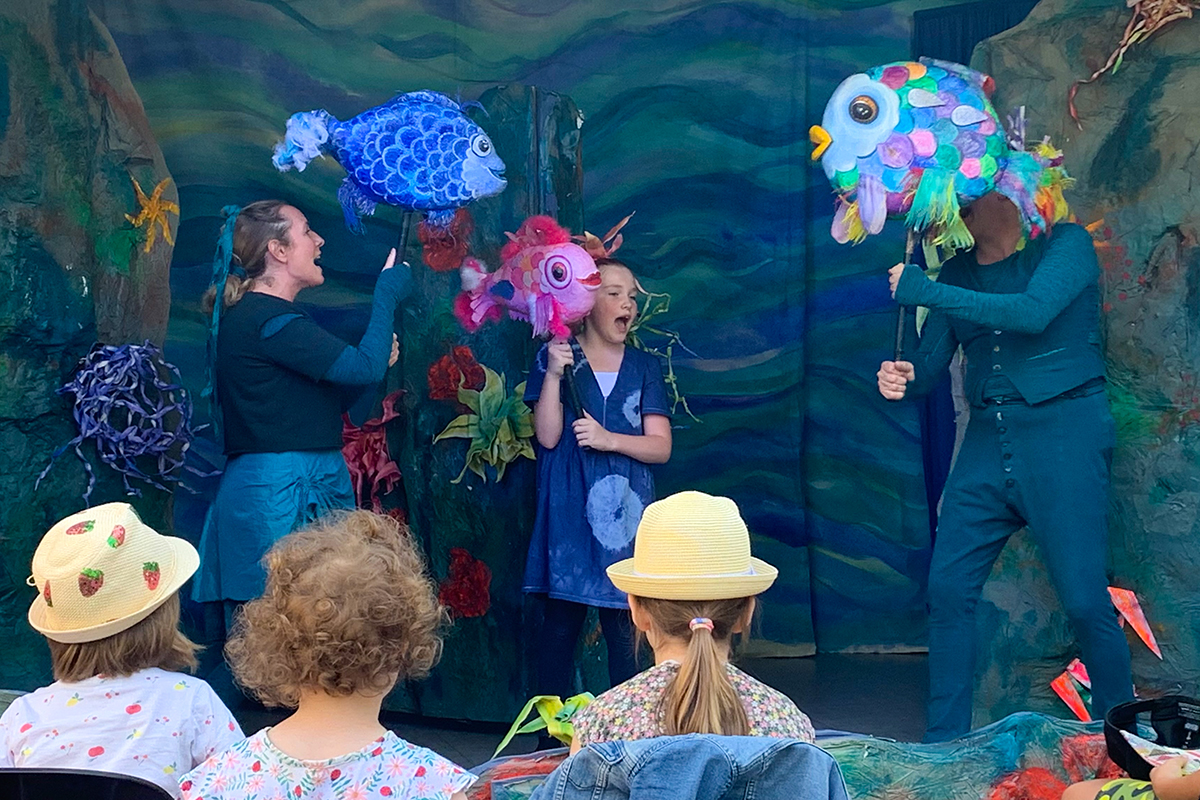 Tammy Sperrlich, Nachwuchsschauspielerin Ella und Boris Weber (von links) ziehen ihr junges Torneyer Publikum in den Bann der tiefgrndigen Geschichte vom Regenbogenfisch. Foto: privat