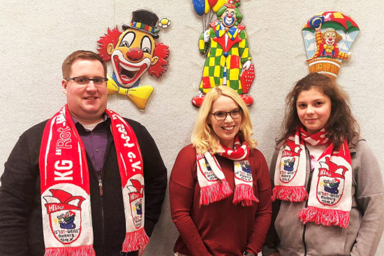 Sitzungsprsident Toni Stum mit den neuen Regentinnen: Sitzungsprsident Toni Stum, Prinzessin Katharina I. (Becker) und Kinderprinzessin Mariella I. (Dahmen)(Foto: KG Malberg)