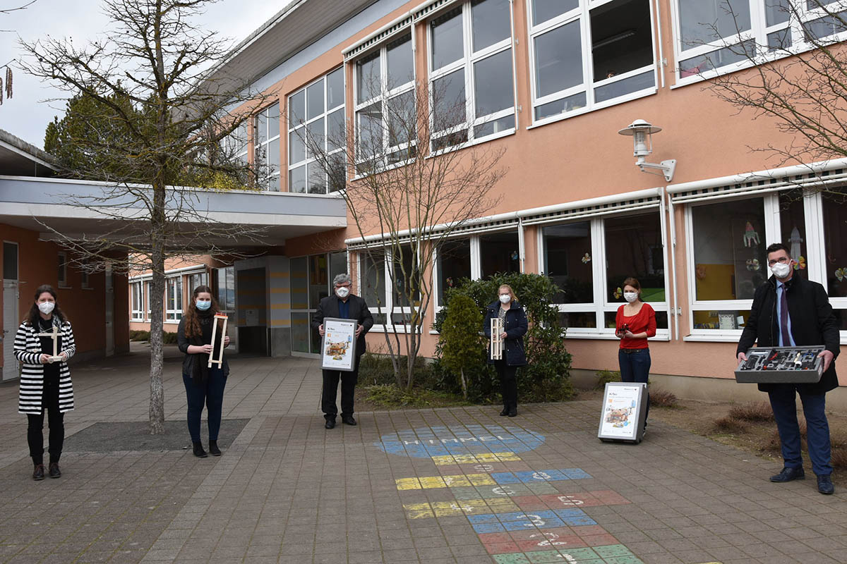 Von links: Peter Jung, Gerhild Lbker (Schulleiterin an der Grundschule Heddesdorfer Berg), Laura Schaaf (kommunale Bildungsmanagerin/Bildungsmonitorerin), Michael Mahlert, Lehrerinnen Indra Gnster und Kristin Koch. Foto: Kreisverwaltung Neuwied