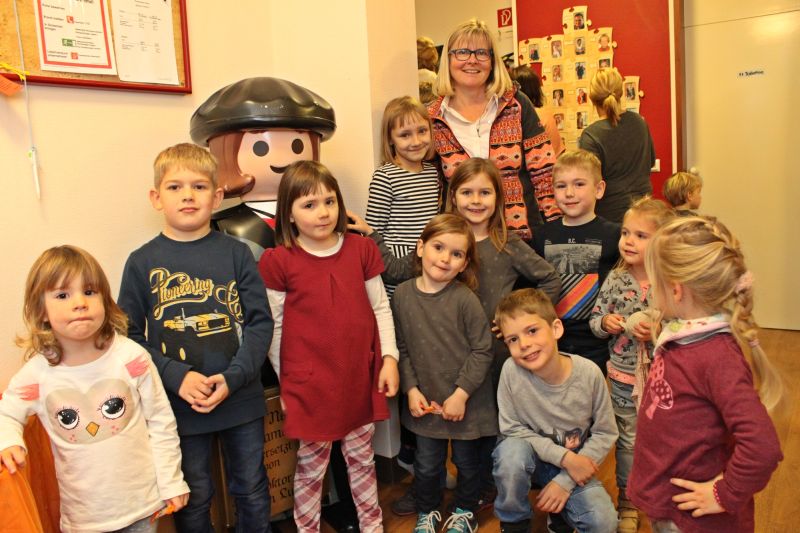  Die Kinder der Kita Rehe freuen sich mit dem Playmo-Luther und Kita-Leiterin Bettina Dreiseitel ber das Jubilumsfest. Foto;  Sabine Hammann-Gonschorek