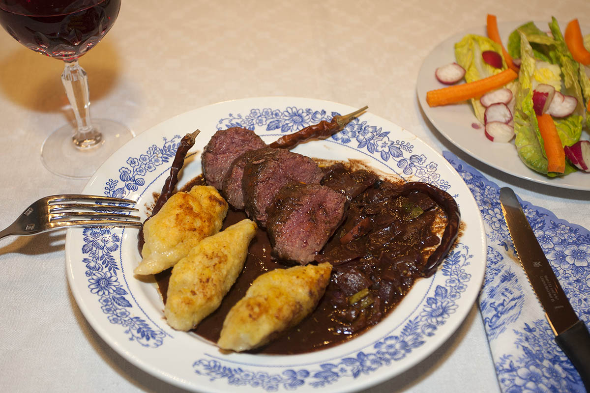 Westerwlder Rezepte - Rehrcken mit Chili-Schoko-Soe und Schupfnudeln