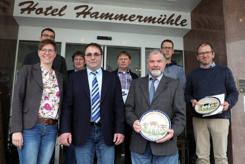 Die Geschftsfhrerin des Bundesverband Rind und Schwein Dr. Bianca Lind , Christian Bange, Seibersbach und Vorsitzender Martin Schmidt, Hattert freuen sich ber die Ehrungen der neuen 100.000 kg Khe in der Region und den geehrten Betrieben, die eine Kammerpreismnze der Landwirtschaftskammer Rheinland-Pfalz verliehen bekommen haben.;  C. Reiff, LWK Rheinland- Pfalz