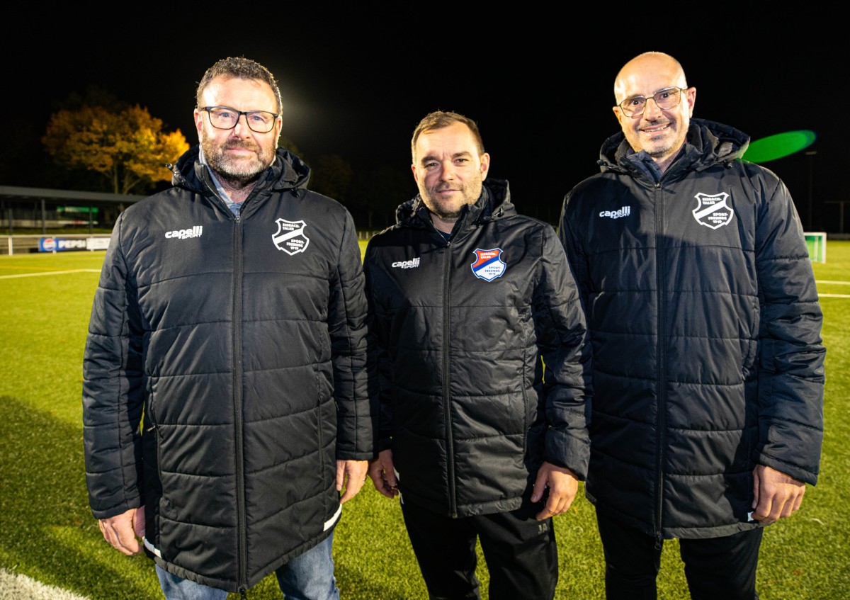 Freuen sich auf die gemeinsame Zusammenarbeit, die vorerst bis zur Winterpause vorgesehen ist (von links): Eisbachtals Sportlicher Leiter Patrick Reifenscheidt, Trainer Thomas Kahler und Co-Trainer J�rg Emmerich. (Foto: Andreas Egenolf)