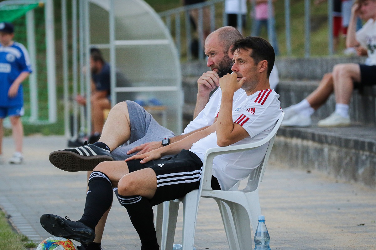 Trainer Marco Reifenscheidt (links) und sein Co-Trainer Paul Lauer (rechts) werden im Sommer Fuball-Oberligist Sportfreunde Eisbachtal verlassen. Bis dahin wollen sie weiterhin fokussiert am Ziel Klassenerhalt arbeiten. (Foto: Andreas Egenolf)
