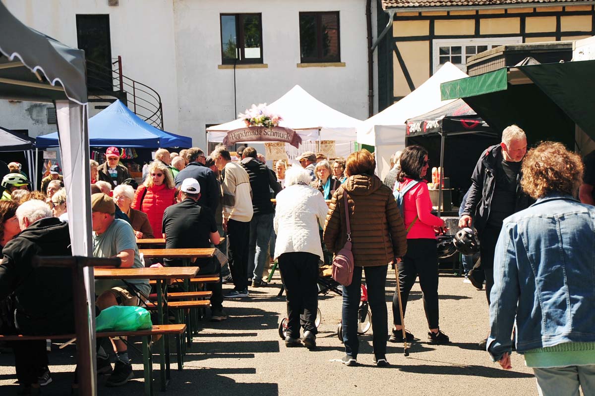 Zahlreiche Besucher flanierten bei bestem Wetter �ber den Markt (Bilder: kk�)