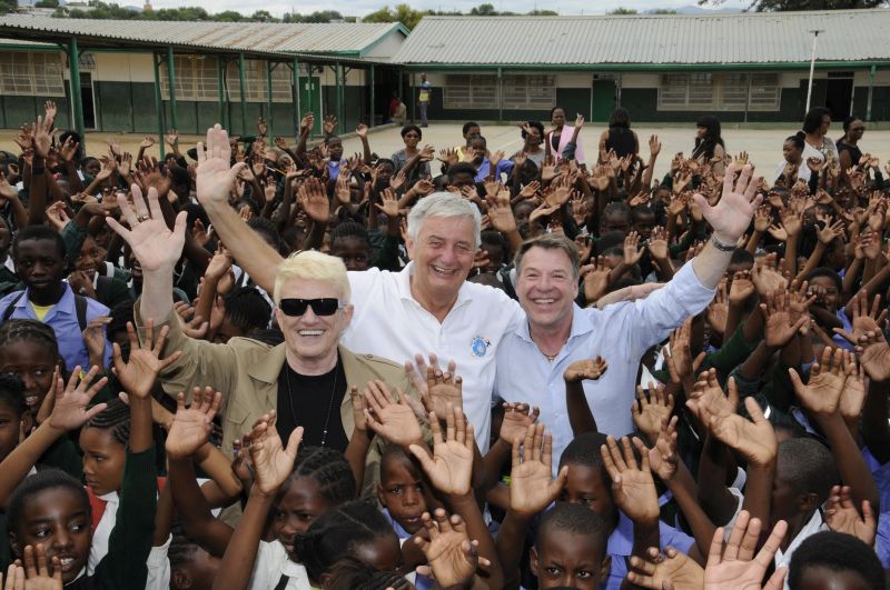 HEINO und Patrick Lindner besuchen FLY & HELP Schule