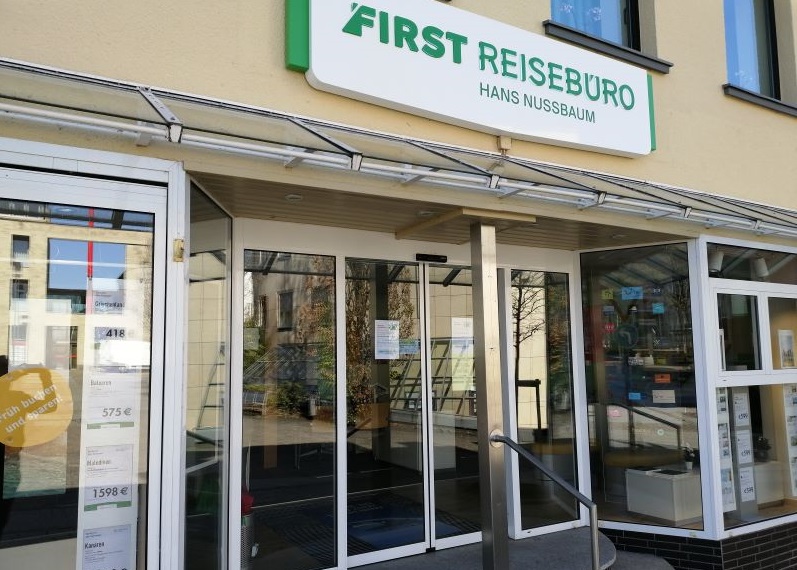 Ein lapidares Schild an der Eingangstr des First Reisebros in der Altenkirchener Wilhelmstrae weist auf die Kontaktmglichkeiten mit dem Inhaber, Hans Nubaum, hin. (Foto: hak)