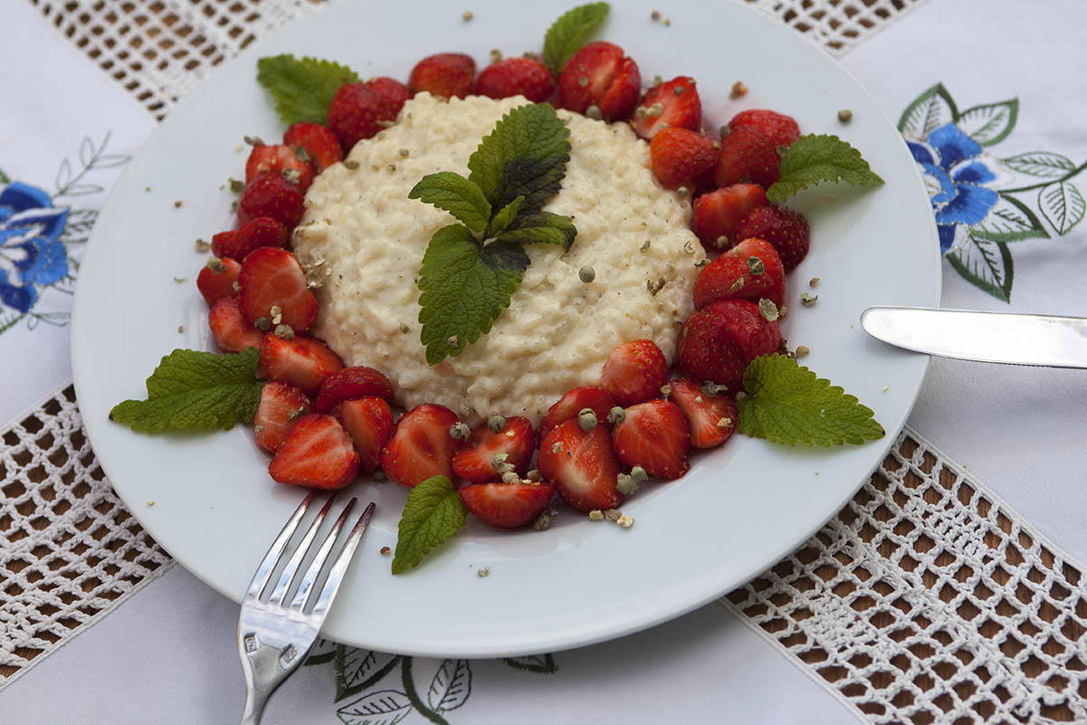 Westerwälder Rezepte: Cremiger Reisbrei mit marinierten Erdbeeren