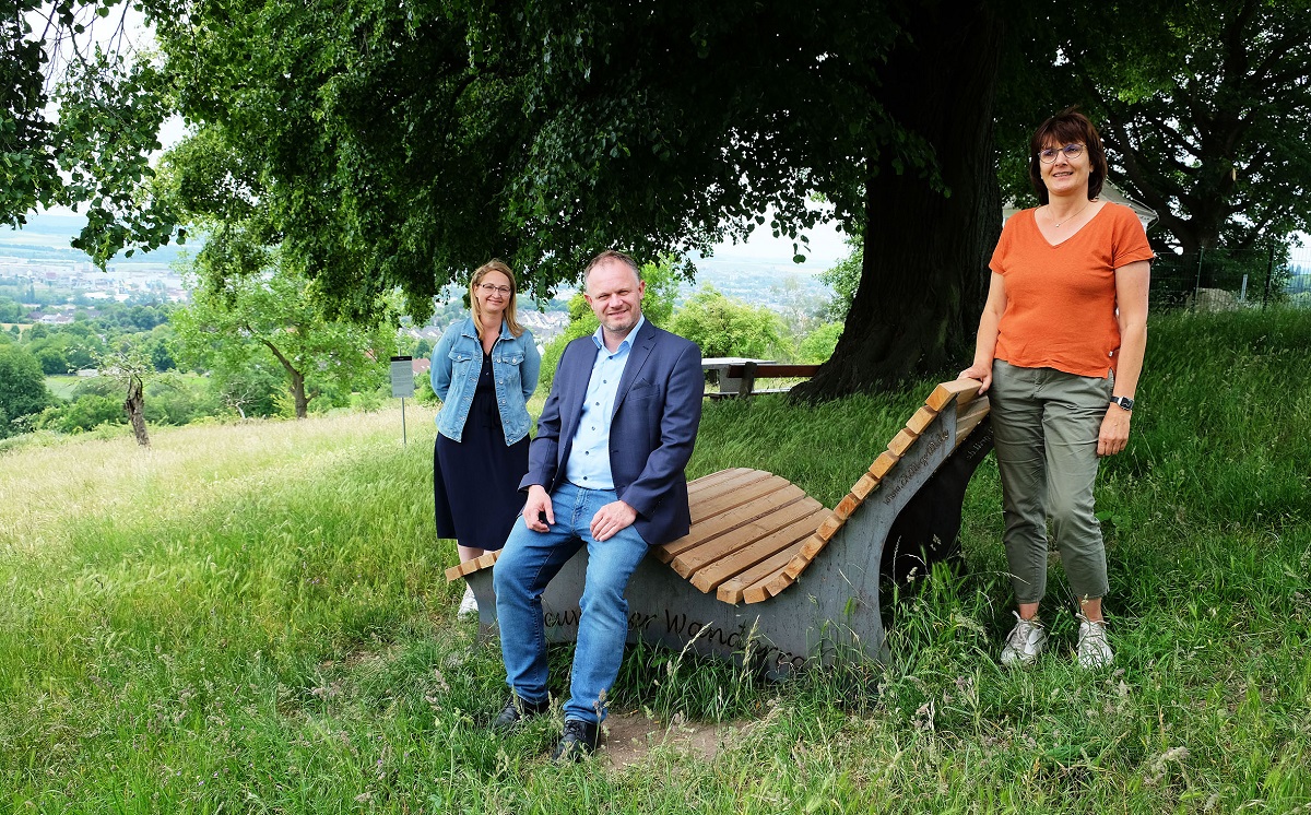 Neuwieds Oberbrgermeister Jan Einig (Mitte), Naturpark-Geschftsfhrerin Irmgard Schrer (rechts) und Julia Kloos-Wieland (links) vom Amt fr Stadtmarketing blicken von der Relaxliege am Lindenbumchen ins Neuwieder Becken. (Foto: privat)