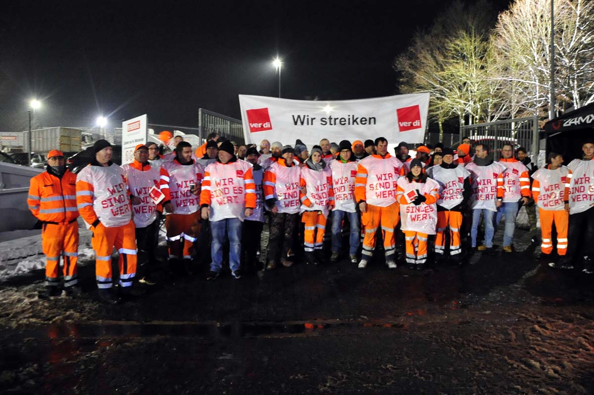 Vor dem Tor der Niederlassung Altenkirchen versammelten sich zahlreiche Mitarbeitende. (Bild: kk) 