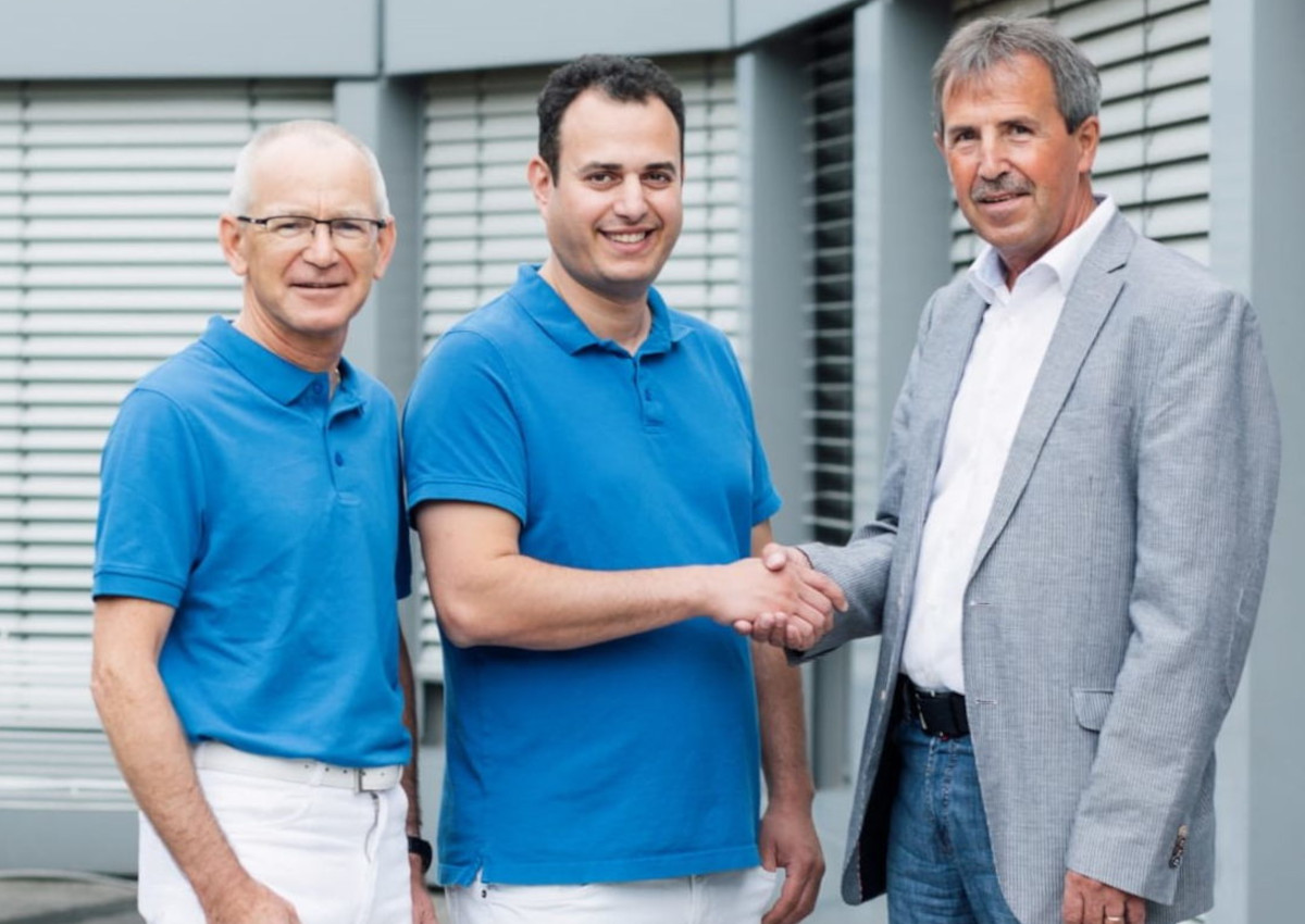 Jrgen Ecker, Kaufmnnischer Direktor am DRK Krankenhaus in Hachenburg (rechts) gratuliert Ali Zimmermann (Mitte) zur bernahme der Praxis und freut sich ber die Fortsetzung der augenrztlichen Operationen durch das Augenzentrum. (Foto: Praxis Zimmermann) 