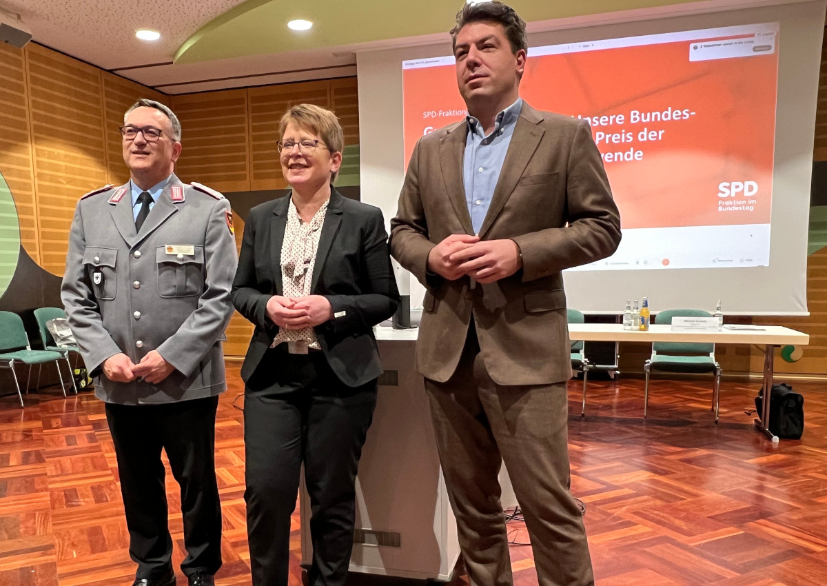 Von links: Oberstleutnant Michael Schwab, Dr. Tanja Machalet (MdB), Thomas Hitschler (MdB). (Fotos: Elke Stockhausen)