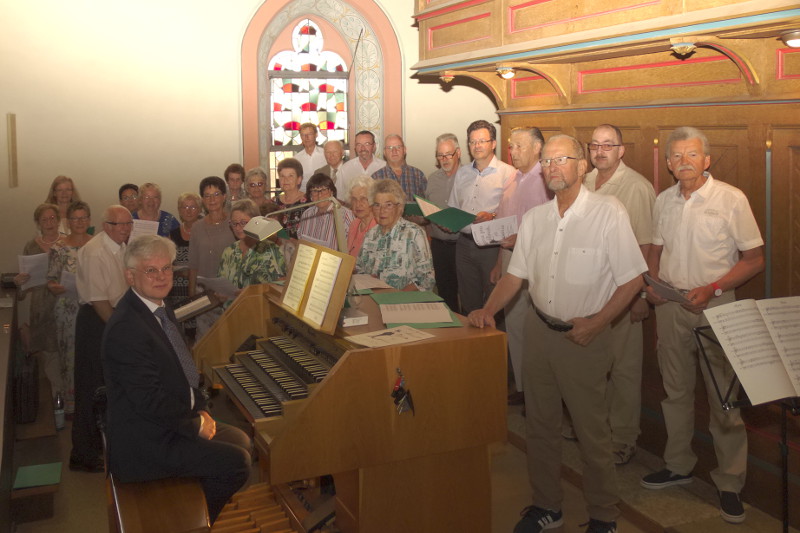 Der Kirchenchor Ccilia mit seinem Chordirektor Gnter Prtner (links neben Organisten Markus Gotthardt). Fotos: Willi Simon