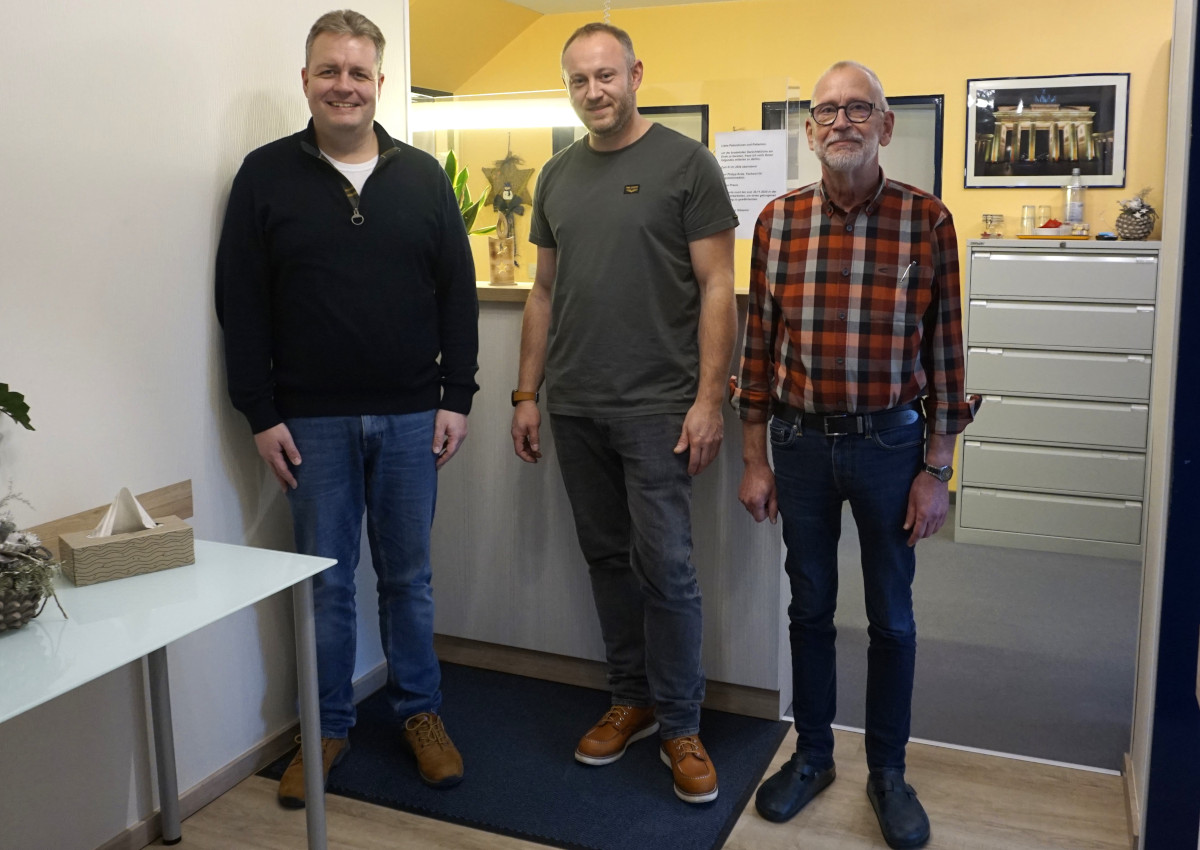 Freuen sich ber die bergabe der Hausarztpraxis in Emmerichenhain zum Jahresende: Brgermeister Gerrit Mller, Philipp Kratz und Wolfram Glsener (von links). (Foto: Kerstin Guckert)