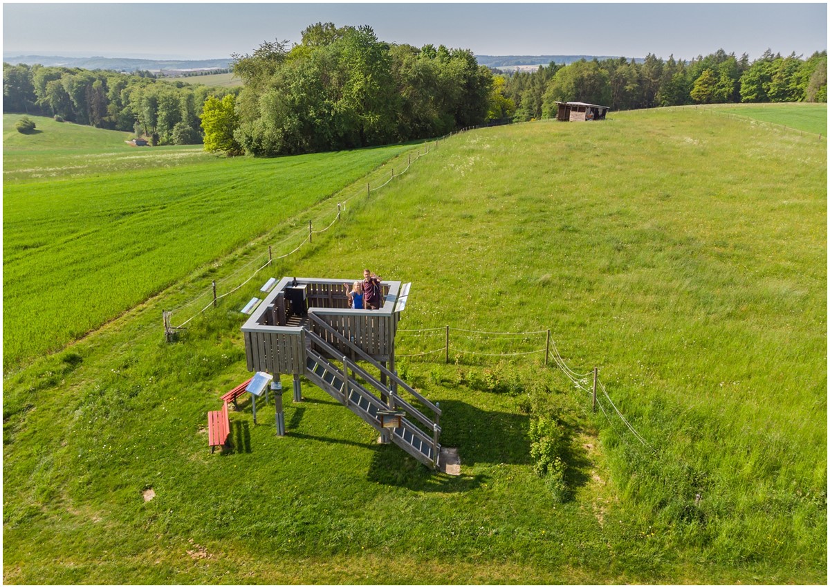 Die Aussichtskanzel erweitert den Ausblick. (Fotos: Andreas Pacek / Touristik-Verband Wiedtal)