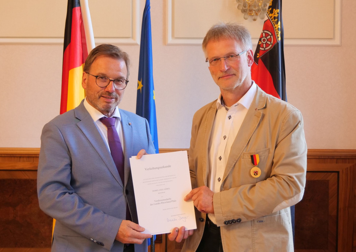 Axel Gbel (rechts) erhielt die Ehrung aus den Hnden vom Prsidenten der Struktur- und Genehmigungsdirektion (SGD) Nord, Wolfgang Treis. (Foto: SGDN)