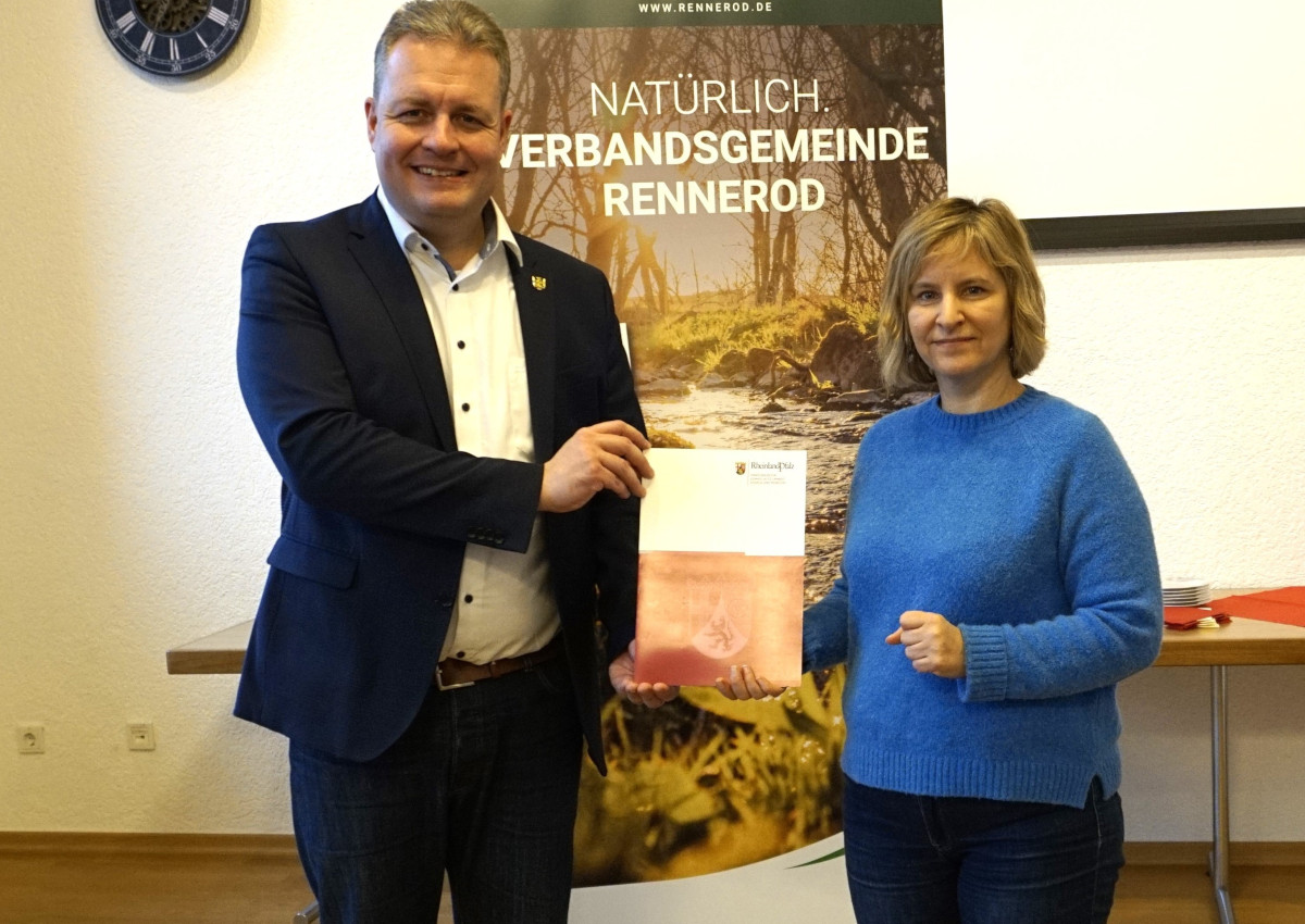 Brgermeister Gerrit Mller erhielt den Frderbescheid aus den Hnden von Umweltministerin Katrin Eder. (Foto: Kerstin Guckert)