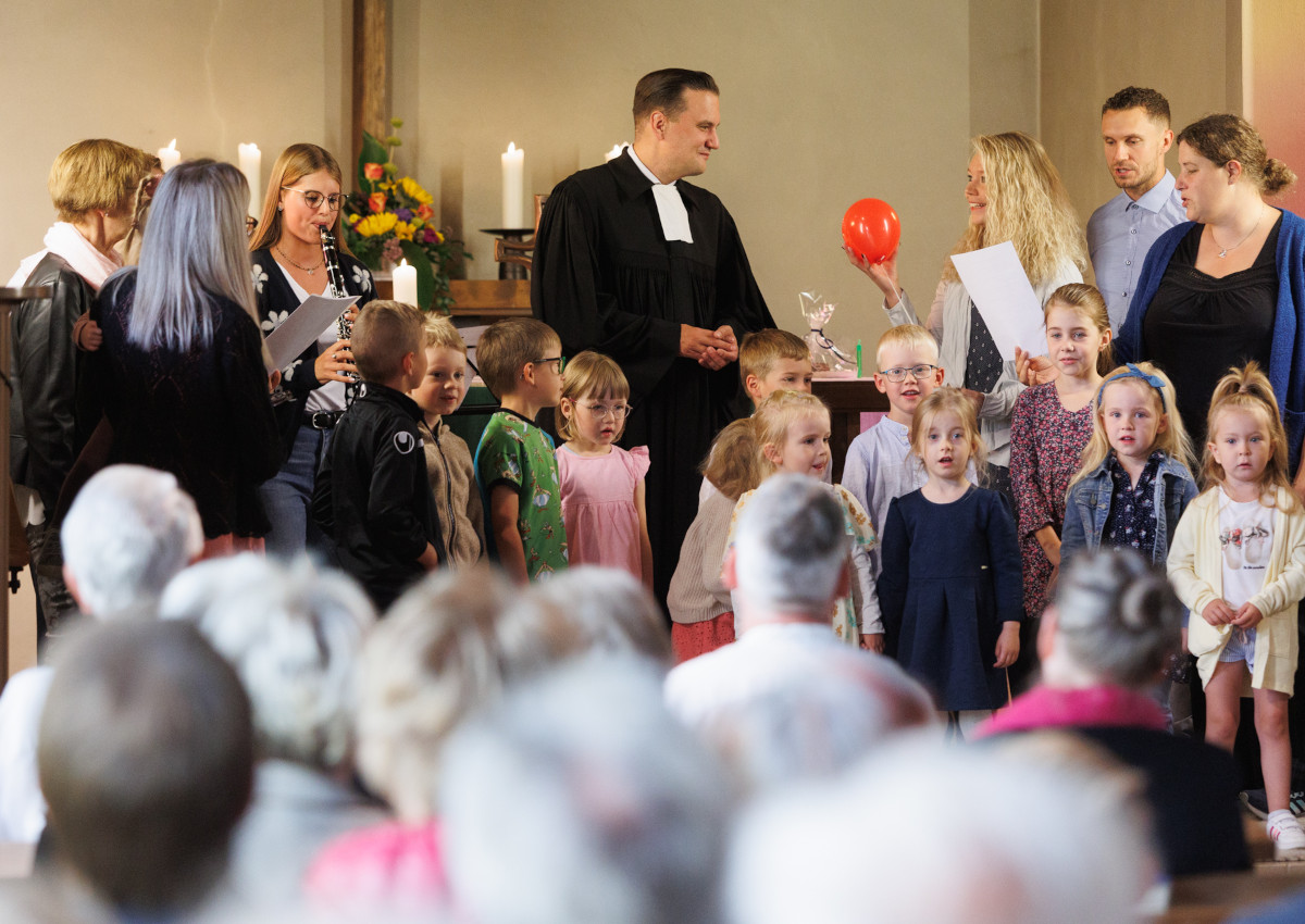 Die Erzieher und Kinder der Evangelischen Kindertagessttte Rehe verabschieden sich von Pfarrer Axel Elsenbast mit einem Lied, einem bunten Bild, Luftballons und Seifenblasen. (Foto: Evangeliches Dekanat Westerwald)