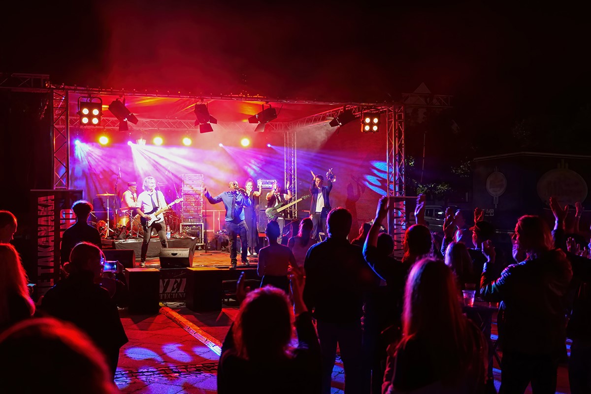 Rocknacht in Rennerod begann pitschnass - und endete als musikalisches Feuerwerk
