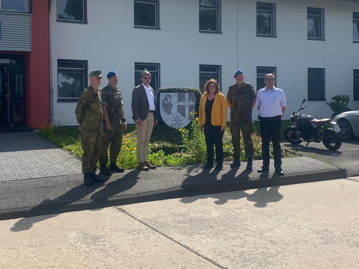 Von links: Oberst Patt, Oberstleutnant Neumller, MdB Alexander Mller, MdB Sandra Weeser, Oberstarzt Dr. Funke, Thomas Klschbach. (Foto: Privat)