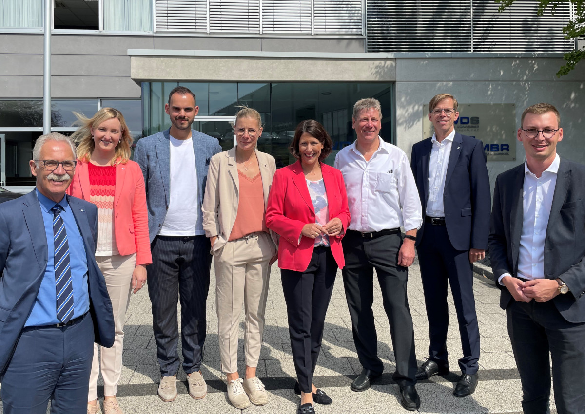 Ministerin Daniela Schmitt besuchte Winkler und Dnnebier Swarenmaschinen in Rengsdorf. (Foto: WDS)