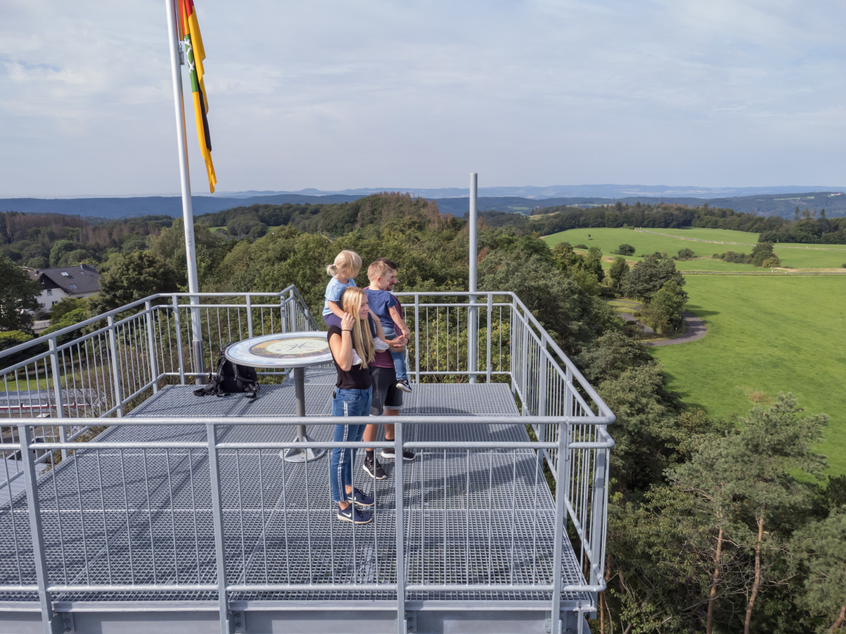 Der Wander-Bus hlt auch in Kurtscheid mit dem neuen Aussichtsturm. (Foto: Andreas Pacek / Touristik-Verband Wiedtal)