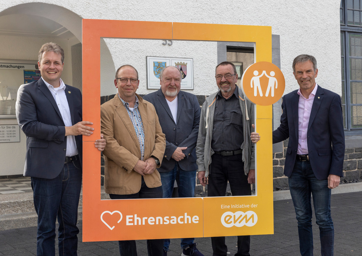 Norbert Rausch (evm) bergibt den Spendenbetrag zusammen mit dem Brgermeister der Verbandsgemeinde, Gerrit Mller, an die begnstigten Vereine. (Foto: evm/Rder-Mollenhauer)