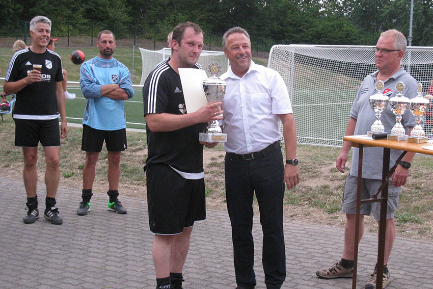 Brgermeister Hans-Werner Breithausen berreicht den AH-Amtspokal an Thomas Rachul von den AH Rengsdorf. Foto: Privat