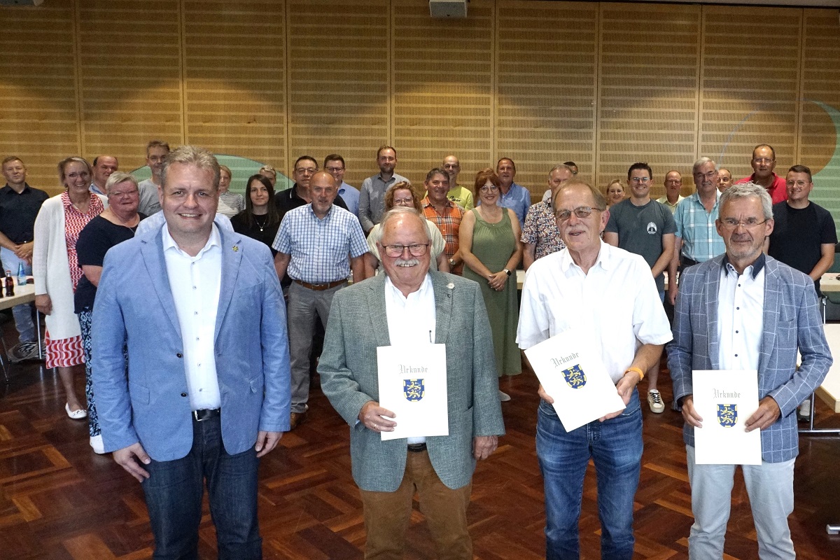 Die eingereichten Vorschlge der drei Fraktionen fr die Wahl der Beigeordneten wurden mit groer Mehrheit angenommen und von Brgermeister Gerrit Mller (vorne links) in ihr Ehrenamt eingefhrt. Wiedergewhlt wurde Alfons Giebeler (vorne, 2. v.l.) als Erster Beigeordneter. Die weiteren Beigeordneten sind Johannes Beul (vorne, 2. von rechts) und Markus Betz (vorne rechts). (Foto: Kerstin Guckert)