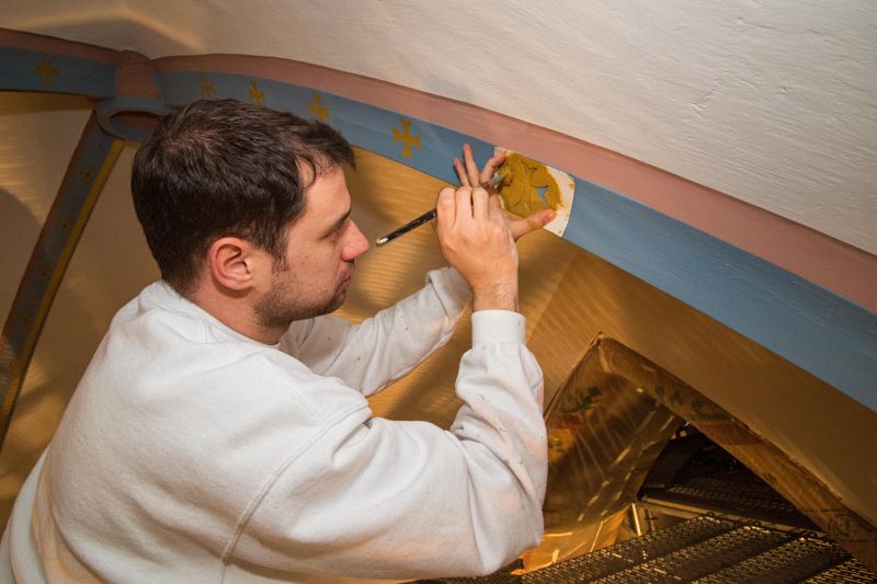 Viel Geduld und Erfahrung brauchen die Restauratoren aus Essen, um die ursprngliche Ausmalung der Laurentiuskirche in Nentershausen wiederherzustellen. Fotos: Kirchengemeinde St. Laurentius Nentershausen